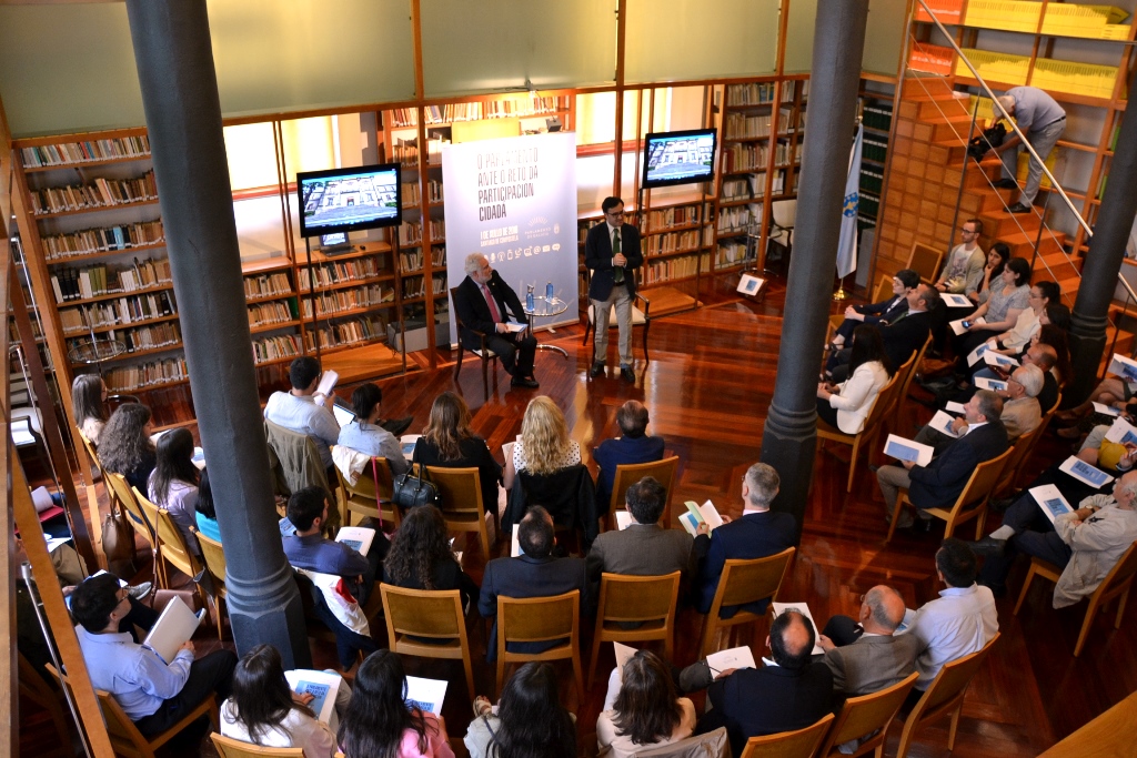 Foto da noticia:Santalices subliña que os deputados deben “escoitar á sociedade” e aposta por afondar nos mecanismos de participación cidadá